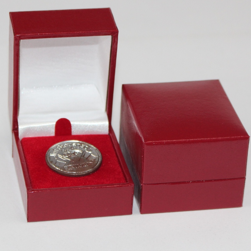 Punkt V-07, firkantet plastikkasse, der er dækket af Læderpapir, med diameter 25-30-mm mønt, skilt, ring osv.46*53*38, vægt omkring 40g