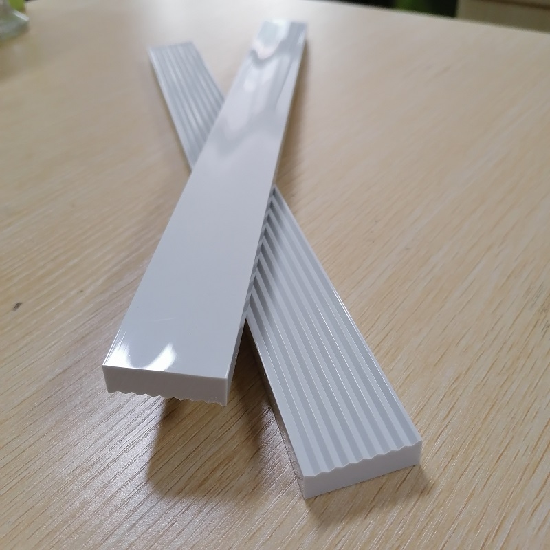 Tilpassede plastprofiler med skinnende overfladebehandling PVC ekstruderingsprofil flad strimmel