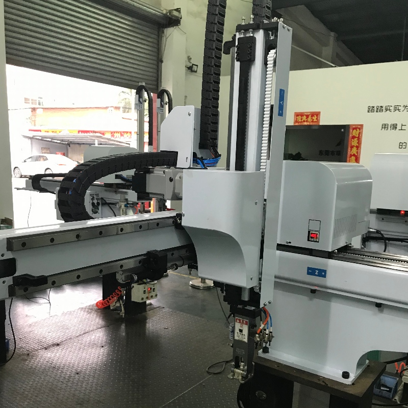 Fabrikanter, der fremstiller direkte plastformede rækker til sprøjtestøbning af maskiner til manipulation af sprøjterobot