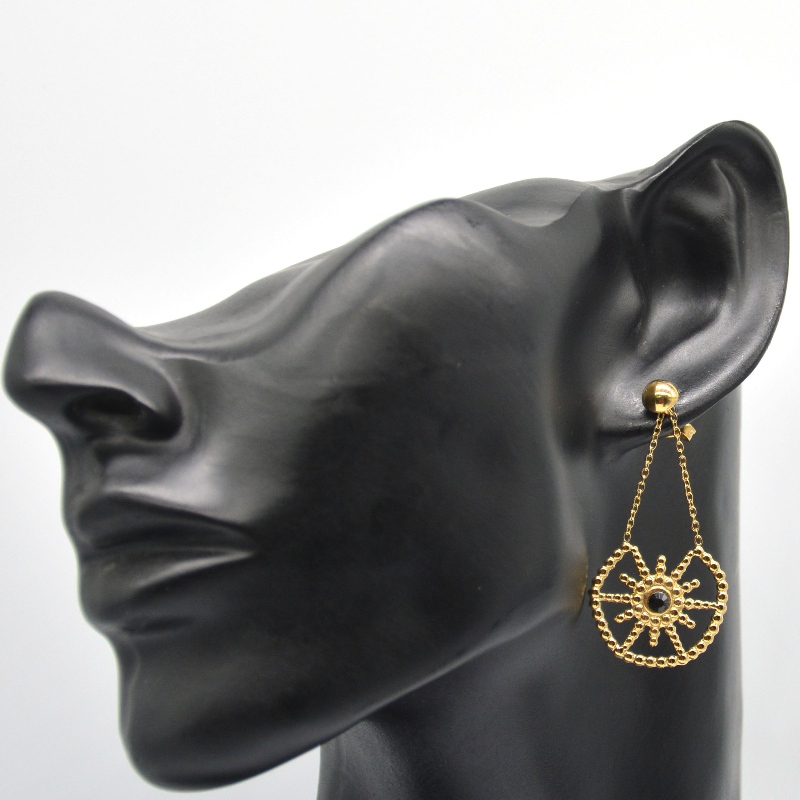 Kvindelige modeller i rustfrit stål med blomster vedhæng, ørestikker design, charmerende arbejde for unge kvinder. Kina Ruifanbao smykkefabrik