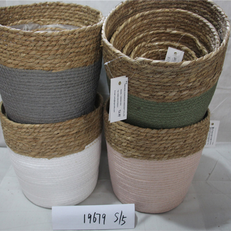 Naturlig håndlavet plantekurv lavet af halmhalefisk