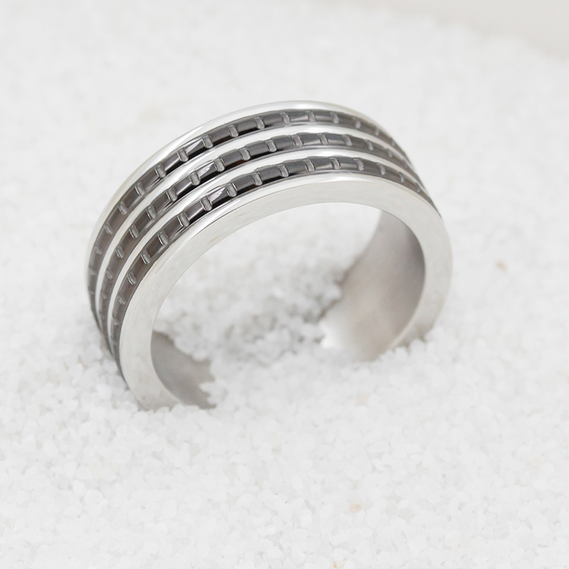 Tofarvet sortbelagt ring til mænd i rustfrit stål