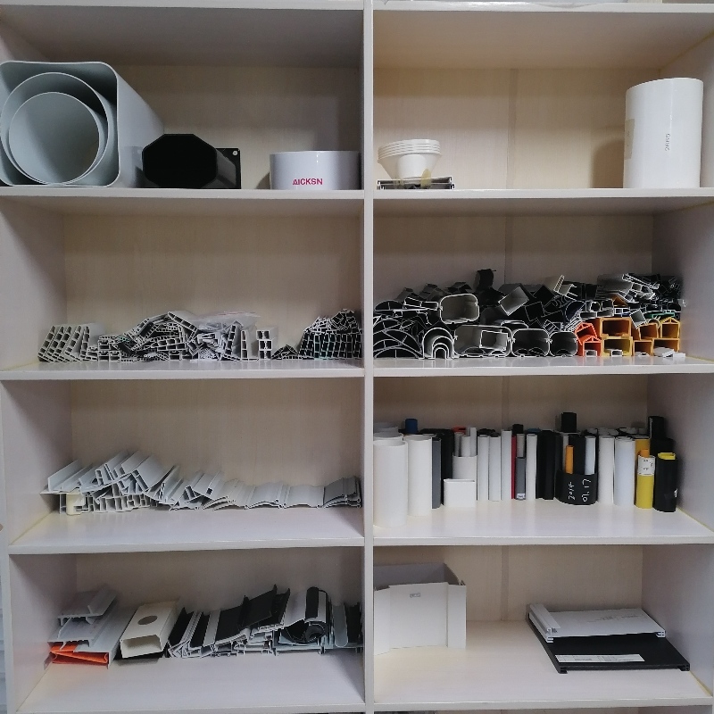 Hvilken virkning spiller titandioxid på vejrbestandigheden i profilerede materialer