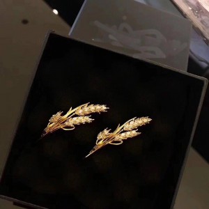 Golden Wheat Broche.