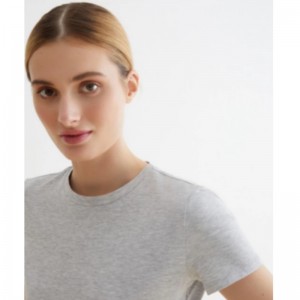 Monteret lysegrå t-shirt lavet af hypoallergenisk