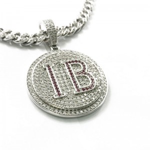 Moderigtigt rund brev indgraveret diamant vedhæng med kæde