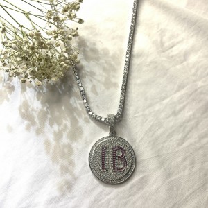 Moderigtigt rund brev indgraveret diamant vedhæng med kæde