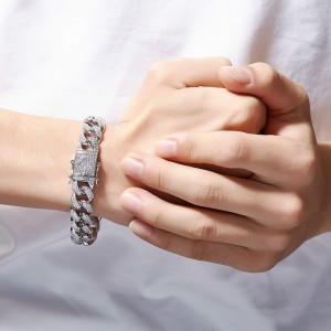 Wire Hip-Hop er fuld af bore armbånd