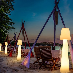 Festival dekorativ polyethylen udendørs LED stående gulvlampe til haven græsplæne fest og udendørs begivenhedsdekoration belysning LED gulvlampe