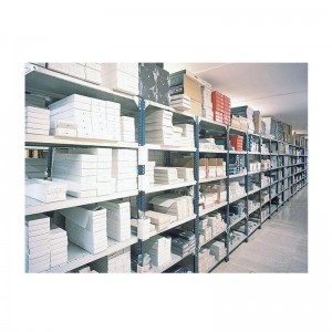 Hylder med stålvinkel