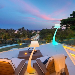 132 cm høj farveændring LED hjørne gulvlampe med dæmpbar fjernbetjening