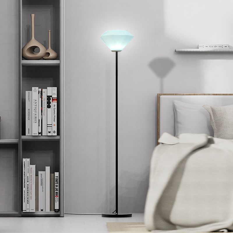 2022 Nynordisk minimalistisk boligindretning gulvlampe, stående fjernbetjening RGB LED gulvlampe, kreativ diamant dæmpbar stue udendørs have gulvlampe med smedejernslysstang
