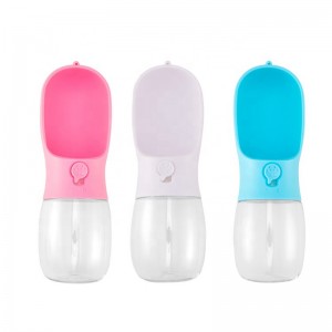 Madkvalitet plastik lækage bevis bærbar hvalpe vand dispenser hundevand flaske med drikkeføder til kæledyr udendørs vandrende vandreture