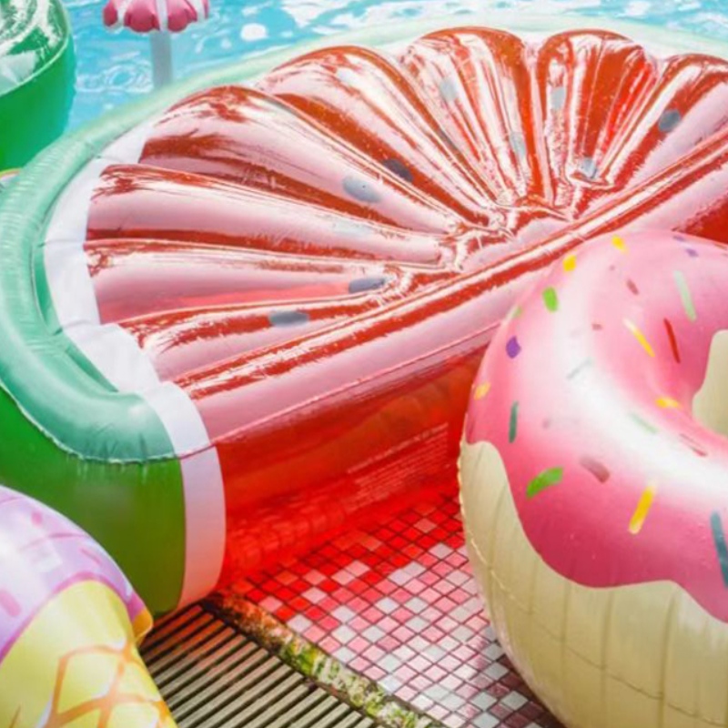 Hvordan man rengør pool flyder uden at stikke huller?