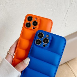 Detnye produkt er velegnet til Apple iPhone14 Down Jacket Solid Color Mobiltelefonkasse, linseopgradering Fuld beskyttelse Anti-scratch, Anti-Collision Protective Cover