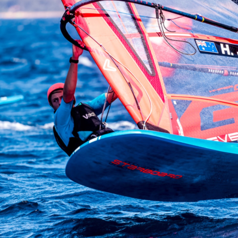 First-Foiling Tacknogensinde på windsurfing \\\\ \'s iqfoil-udstyr