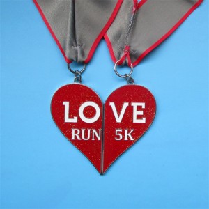 Brugerdefineret medaljon -pendel unikke maratonmedaljer slæbe i en snemedalje