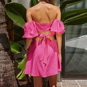 One-skulder udskåret puffærmet kjole