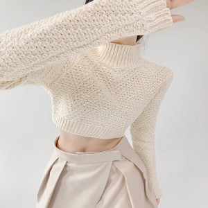 Grov strikket sweater i midten af ​​halsen