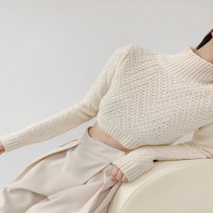 Grov strikket sweater i midten af ​​halsen