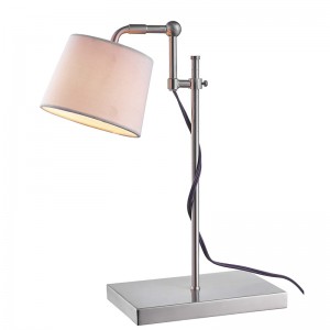 Justerbar opgavelampe på arbejdsstationen i værelser
