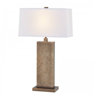 Dekorativ antik jerntabellampe ved indgangen til det offentlige rum