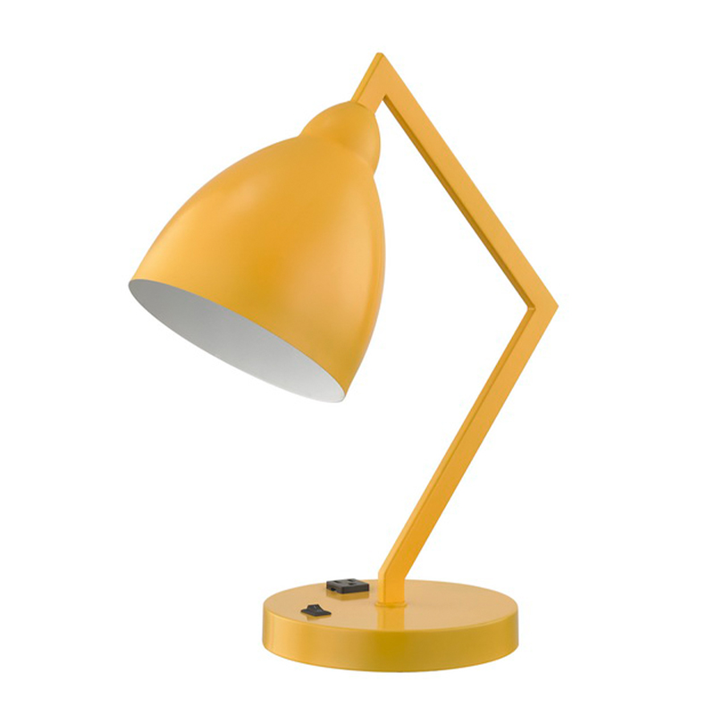 Skrivebordslampe med fast metalarm og hoved med en integreret stikkontakt og på/off -rockerafbryderen ved basen til værelse