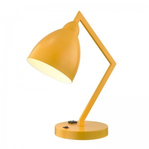 Skrivebordslampe med fast metalarm og hoved med en integreret stikkontakt og på/off -rockerafbryderen ved basen til værelse