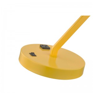 Skrivebordslampe med fast metalarm og hoved med en integreret stikkontakt og på/off -rockerafbryderen ved basen til værelse