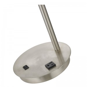 Corbel skrivebordslampe med børstetnikkelfinish, en på/off -rockerafbryderen og en praktisk afsætningsmarked i værelsesrummet