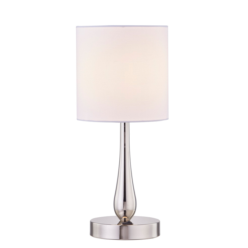 Lille stil bordlampe med poleretnikkelfinish og en på/off rocker switch i kø på værelse