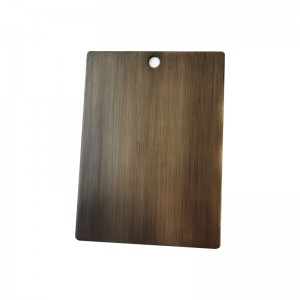 Opgavelampe med hvid og teak finish og en på/off rocker switch @ arbejdsstation i værelse