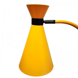 To toner skrivebordslampe med sort og lysegul finish, en på/off rockerafbryder og to praktiske forretninger i værelse