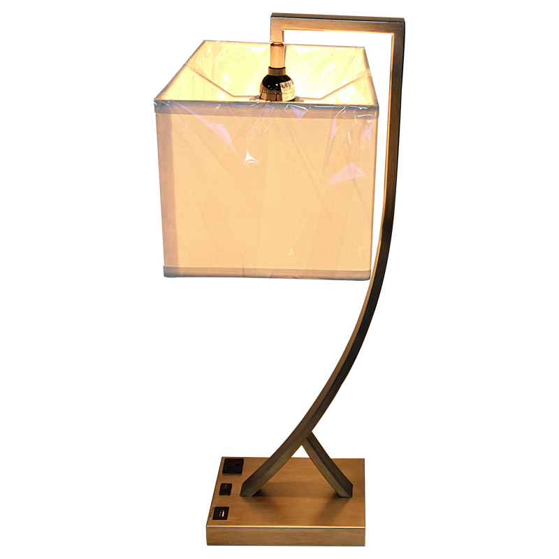 Antik sølv finish skrivebordslampe med en på/off rocker switch, en praktisk afsætningsmarked og en USB -opladningsport i gæsteværelset