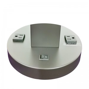 To toner sorte og børstedenikkelfinish bordlampe med en på/off rocker switch og to praktiske forretninger i værelse