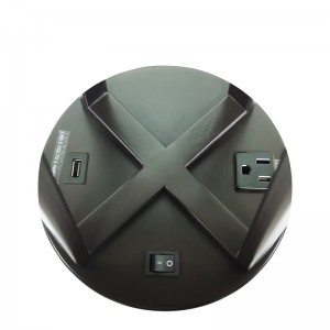 Mørke bronze -nætter og lys med en på/off -rocker -switch, en praktisk afsætningsmarked og en USB -opladningsport på hotellets værelse