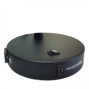 Matte sort skrivebordslys med en på/off rocker switch, et praktisk afsætningsmarked og en USB -opladningsport på hotellets værelse