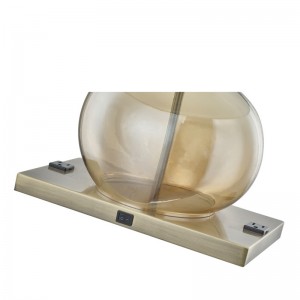 Ambassade Suites Hotel Amber Glass Bordlampe med en på/off rockerafbryder, to praktiske forretninger på hotellets værelse