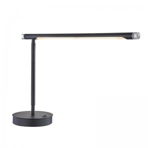 Marriott Justerbar LED -skrivebordslampe med mat sort finish og en på/off rocker switch på hotellets værelse