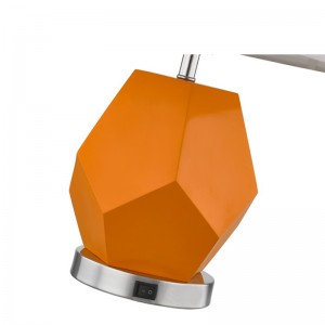 Hampton Inn Hotel Table Lamp med harpikskop og en på/off rocker switch på hotellets værelse