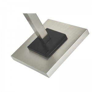 Hotel Metal Floor Lampe med børstetnikkelfinish og og sort accent på værelsesrummet