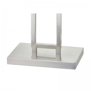 Marriott Hotel Sofa ved siden af ​​gulvlampen med børstetnikkelfinish på værelse