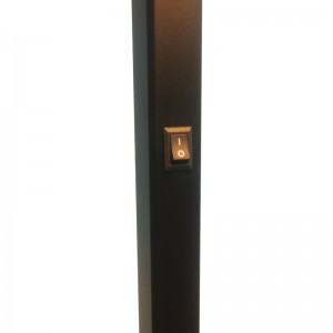 Waterwalk Hotel Sofa ved siden af ​​gulvlampen med mat sort finish på værelse