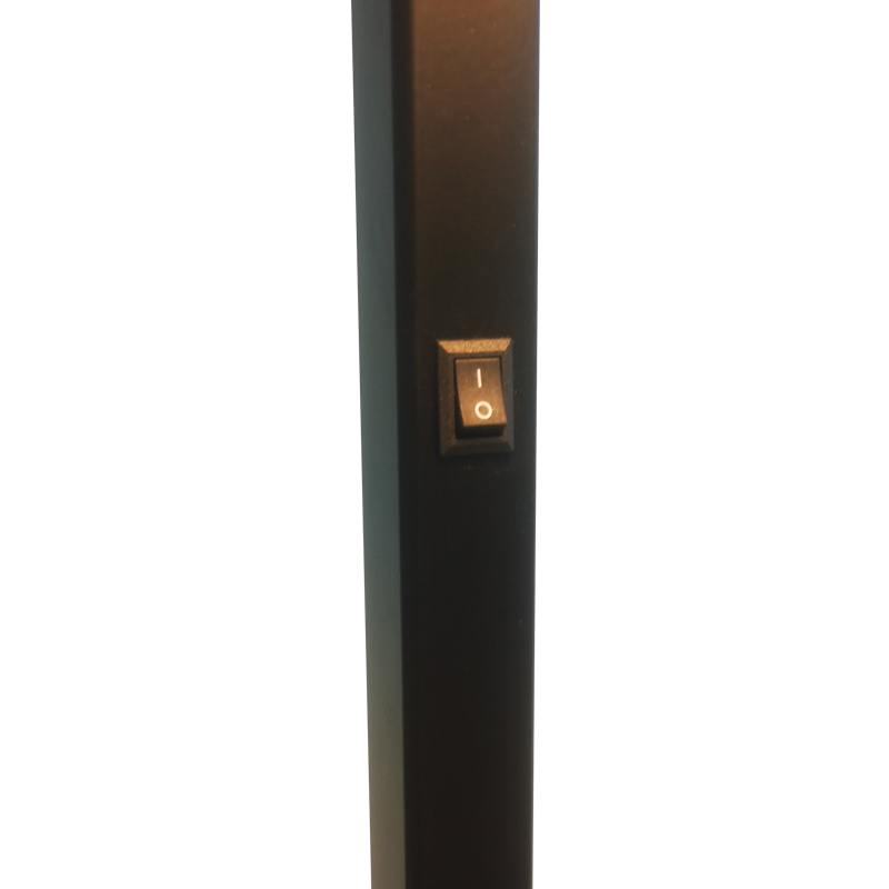 Waterwalk Hotel Sofa ved siden af ​​gulvlampen med mat sort finish på værelse