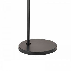 Waterwalk Hotel Sofa ved siden af ​​gulvlampen med mat sort finish på værelse