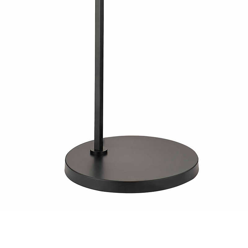 Waterwalk Hotel Sofa ved siden af ​​gulvlampen med mat sort finish på værelse