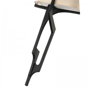 Hyatt Hotel Hand Made Metal Wall Sconce med mørk bronze finish og halvt rektangulær stofskygge på hotellet typisk korridor