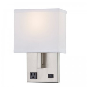 Hospitality Hotel Hand Wall Sconce med børstetnikkel finish og halv rektangulær stofskygge på hotel typisk værelse