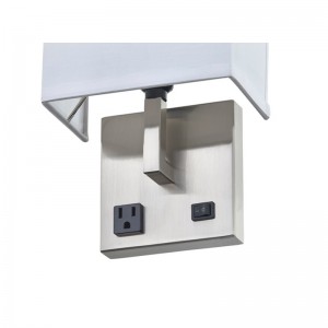 Hospitality Hotel Hand Wall Sconce med børstetnikkel finish og halv rektangulær stofskygge på hotel typisk værelse