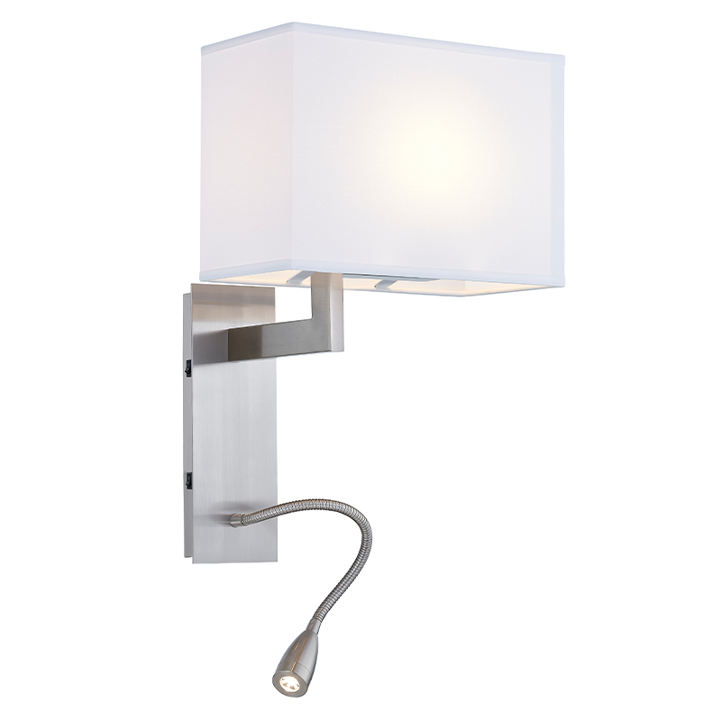 Hospitality Hotel Wall Sconce med børstetnikkel finish og rektangulær stofskygge på hotel typisk værelse